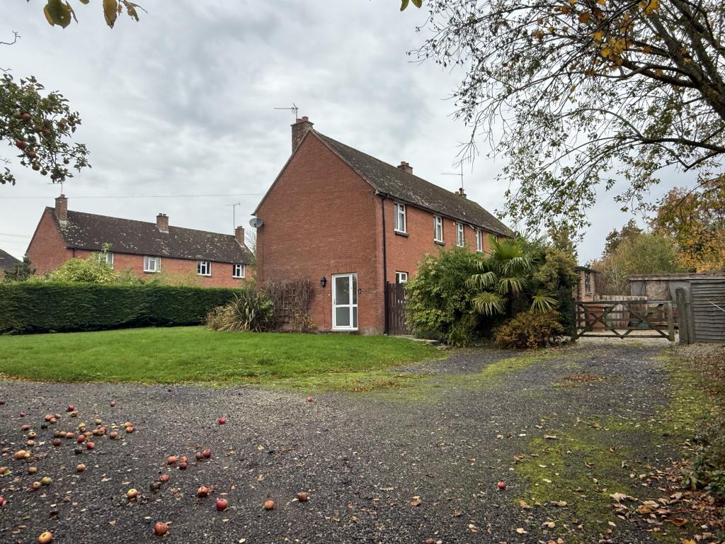 Lot: 11 - HOUSE IN NEED OF IMPROVEMENT - Side View of Semi in Wealden Village